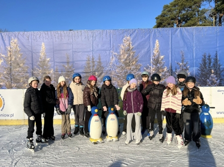 Lekcja wychowania fizycznego na lodowisku