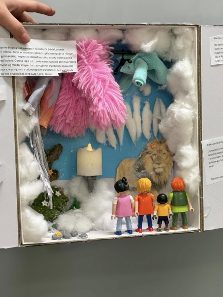 Po drugiej stronie szafy z klasą IV